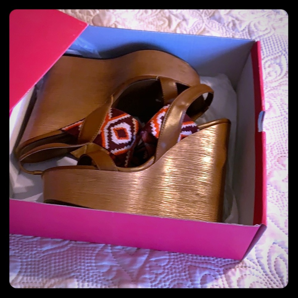 Platform shoedazzle shoes size 7.5.